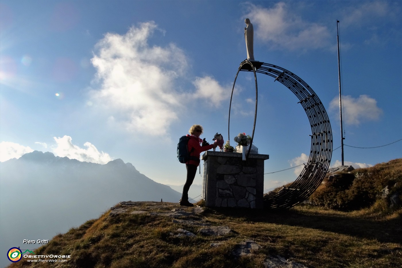 78 Alla Madonnina del Bivacco Telini con vista in Alben.JPG